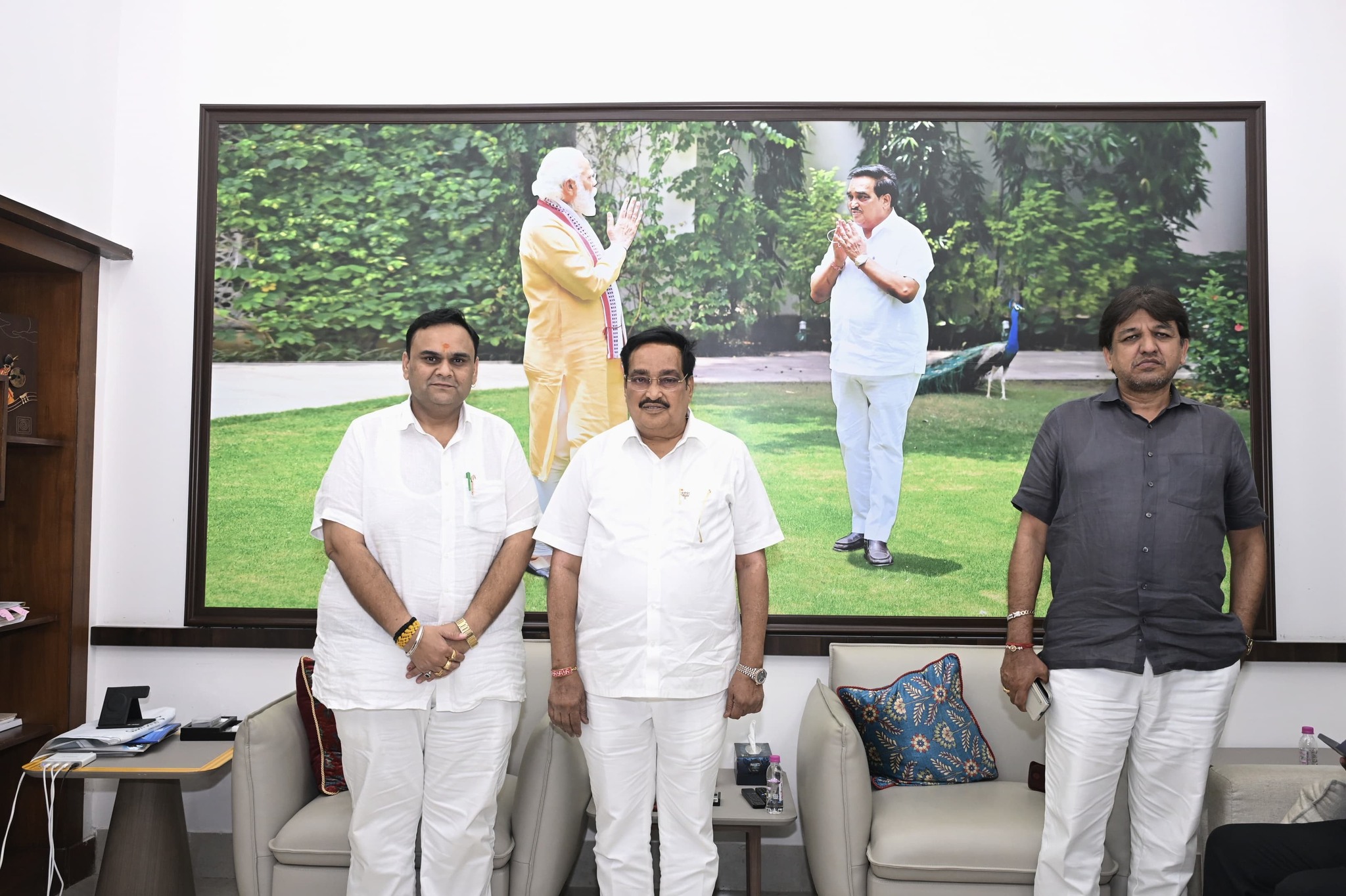 તા.૧૮-૦૮-૨૦૨૫ ના રોજ માનનીય કેન્દ્રીય જળશક્તિ મંત્રી અને ગુજરાત ભારતીય જનતા પાર્ટીના પ્રદેશ અધ્યક્ષ આદરણીય શ્રી સી.આર. પાટીલ સાહેબના દિલ્હી નિવાસસ્થાને રૂબરૂ મળીને શુભેચ્છા મુલાકાત કરી. આ અવસરે સુરત જિલ્લા ભાજપના પ્રમુખ શ્રી ભરતભાઈ રાઠોડજી, ધારાસભ્ય શ્રી સંદીપભાઈ દેસાઈજી તેમજ મારી સાથે મારા સુરત જિલ્લા ભાજપના મહામંત્રી શ્રી કિશનભાઇ પટેલ, શ્રી રાજેશભાઈ પટેલ ઉપસ્થિત રહ્યા.